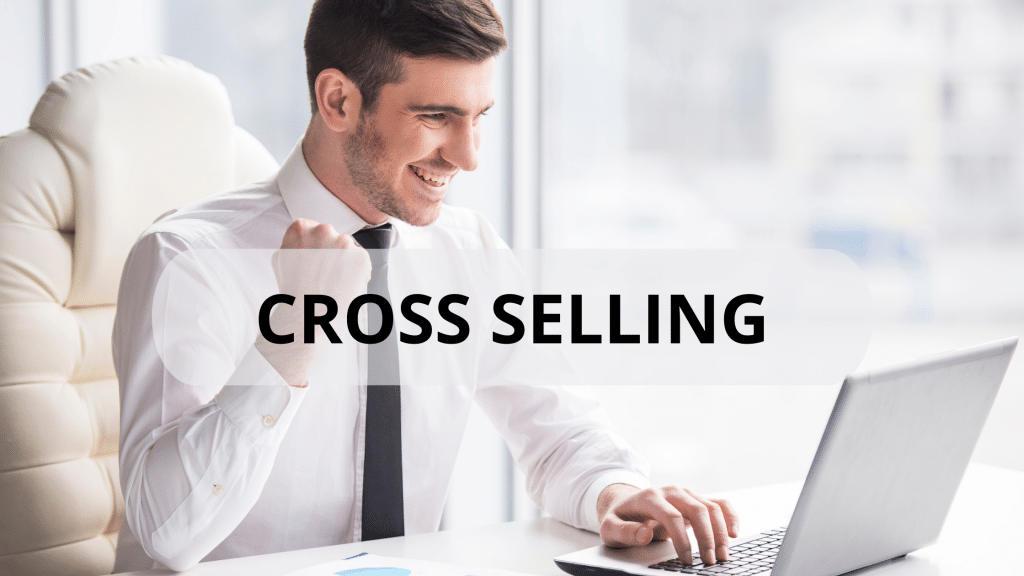 Empresário comemorando vendas. Cross selling. Vendas na internet.