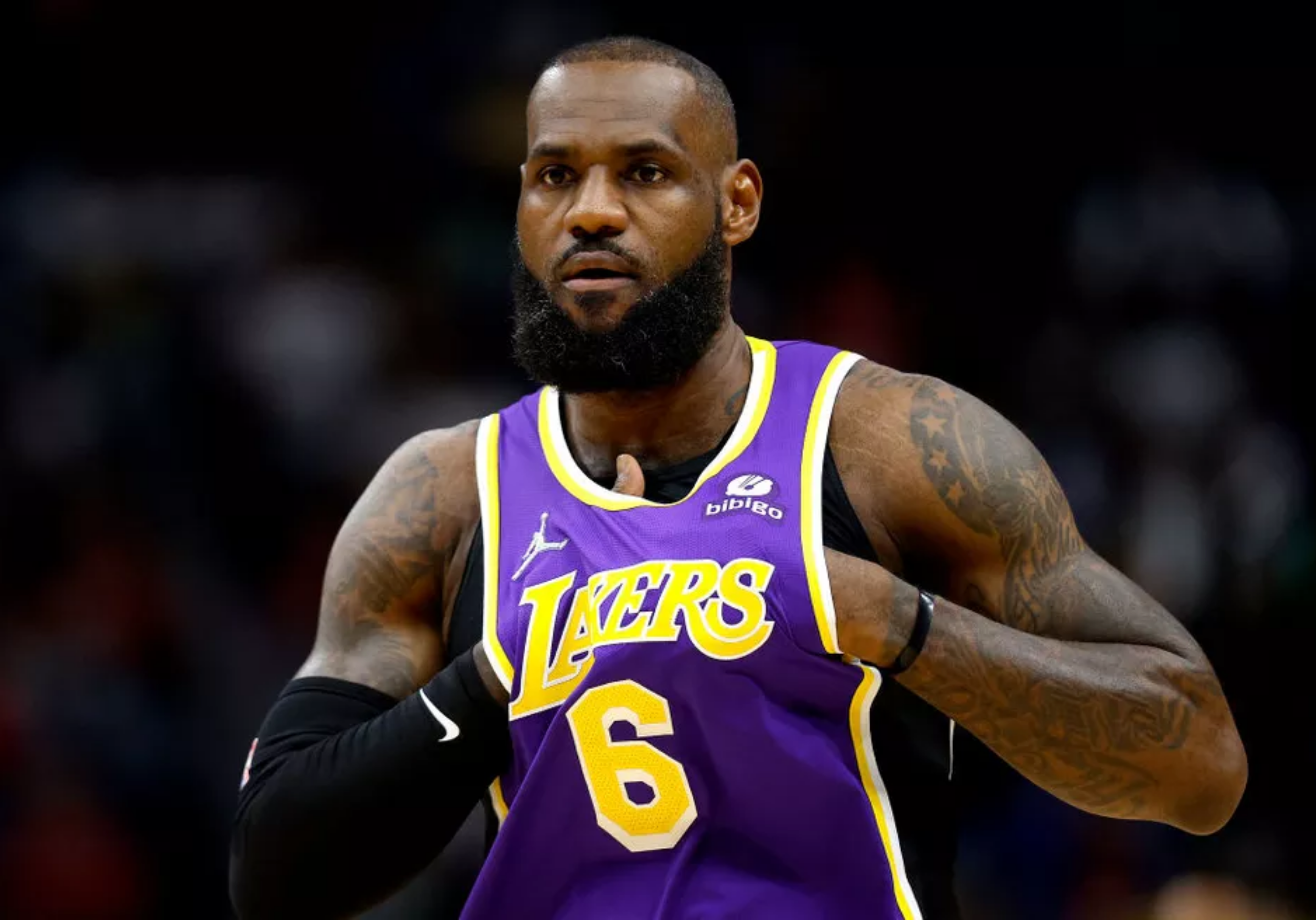 Triibo  LeBron James bate recordes da NBA, mas torce tornozelo: “Horrível”